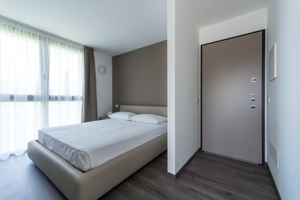 Residenza Decimina Apartment Варена Екстериор снимка